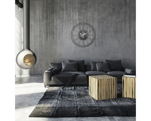 Wohnzimmer mit Kamin, Sofa, Teppich, Tisch und Wanduhr