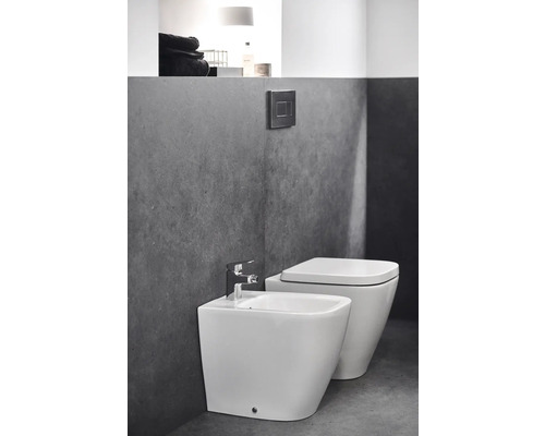 Bidet und Toilette in einem modernen Badezimmer