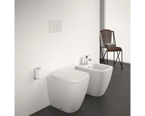 Modernes Badezimmer mit wandhängendem WC und Bidet sowie einem Stuhl