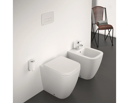 Badezimmer mit wandhängendem WC, Bidet, Betätigungsplatte und Stuhl