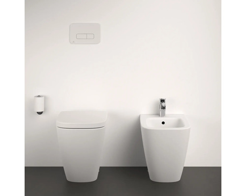 Toilette und Bidet mit Spülkasten in einem hellen Badezimmer