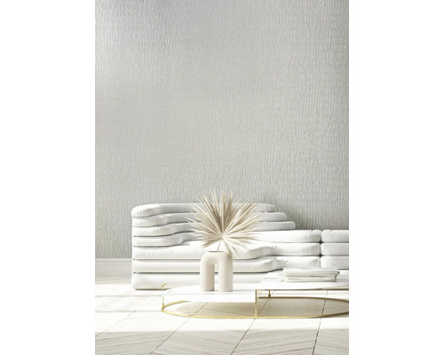 Heller Raum mit Struktur Tapete, Sofa, Tisch und Dekoration