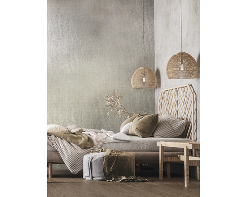 Helles Schlafzimmer mit Bett, Lampen und Mustertapete