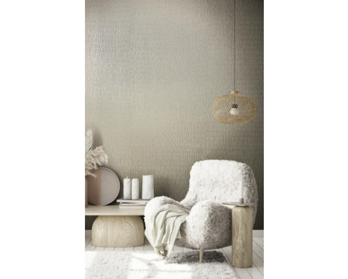 Beispiel eines Wohnzimmers mit Tapete, Sessel und Lampe