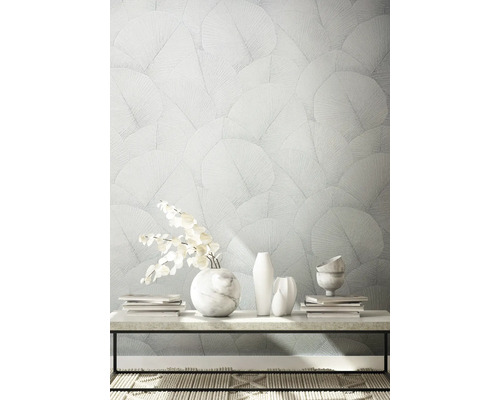 Szene mit gemusterter Tapete, Tisch mit Dekoration und Teppich