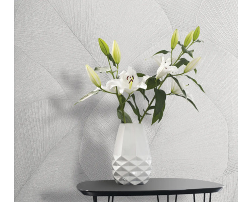 Helle, freundliche Inneneinrichtung mit gemusterter Tapete und Blumenvase auf einem Tisch