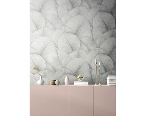 Dekoratives Wohnzimmer mit Tapete im Blätterdesign über einem Schrank