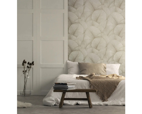 Schlafzimmer mit Blattmuster-Tapete, Bett und Holzbank