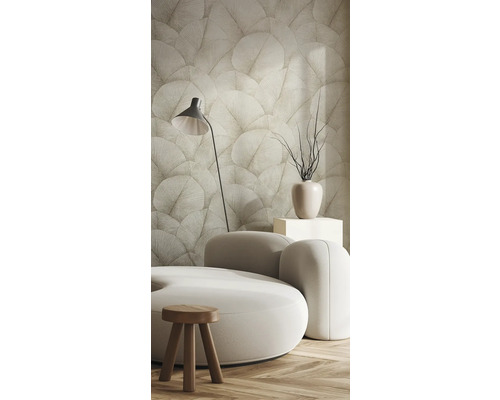 Wohnzimmer mit gemusterter Tapete, Sofa, Lampe und Dekoration für eine stilvolle Inneneinrichtung