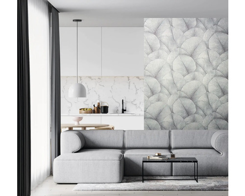 Wohnzimmer mit grauer Couch, Couchtisch und gemusterter Tapete