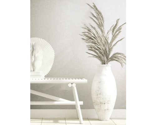 Dekorative Szene mit Bank, Vase und Ziergras