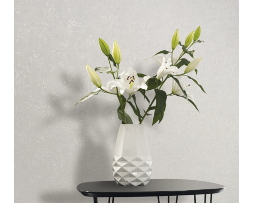 Lilien in einer Vase auf einem Tisch