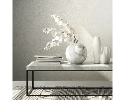 Dekorative Szene mit Couchtisch, Büchern und Vasen