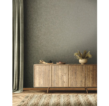 Wohnzimmer mit Holzkommode, Dekoration und Teppich