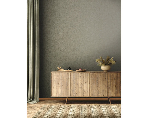 Wohnzimmer mit Holzkommode, Dekoration und Teppich