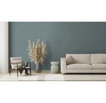 Wohnzimmer mit Sofa, Sessel und dekorativem Ziergras