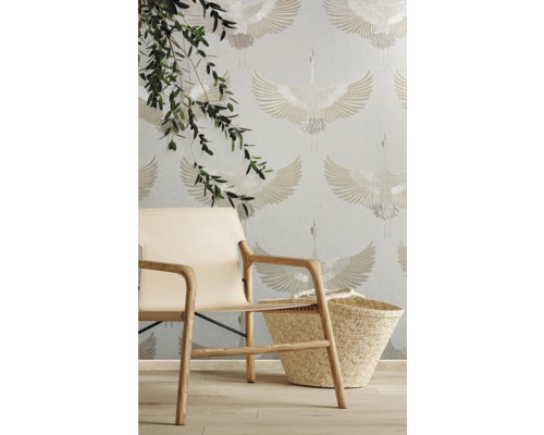 Innenaufnahme mit Stuhl, Korb und Tapete mit Kranichmuster