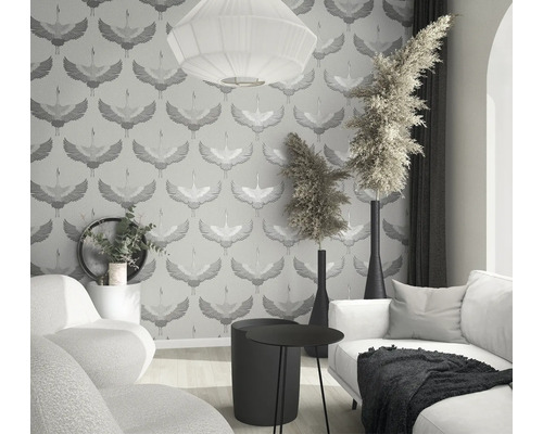 Helles Wohnzimmer mit Tapete mit Kranichmuster, Sofa, Tisch und Dekorationen