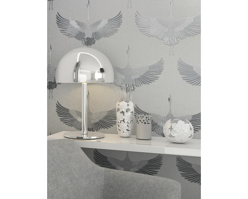 Nahaufnahme eines Raums mit Lampe, Vasen und gemusterter Tapete.