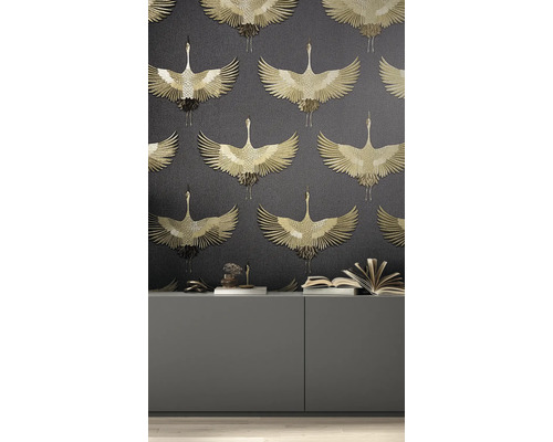 Raumansicht mit Tapete mit Kranichmuster und Sideboard