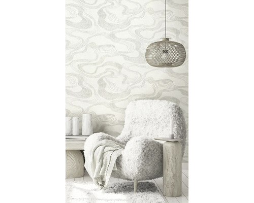 Wohnzimmer mit gemusterter Tapete, Sessel und Hängelampe