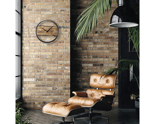 Wohnzimmer mit Ziegelwand, Sessel und Wanduhr