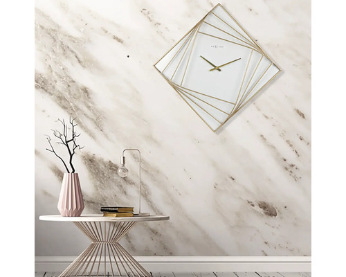 Dekorative Szene mit einer Uhr mit Goldrahmen über einem Beistelltisch mit Dekoration