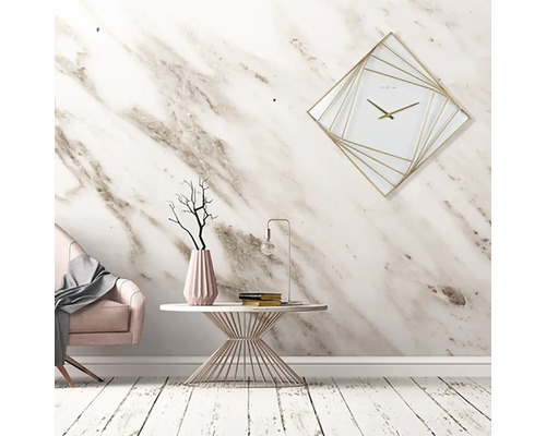 Dekorativer Raum mit rosafarbenem Sessel, Tisch mit Vase, Lampe und quadratischer Wanduhr