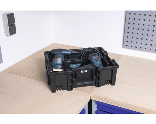 Werkzeugkiste mit Schleifmaschinen auf einer Werkbank