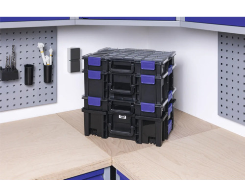 Gestapelte Werkzeugkoffer im Werkstattbereich