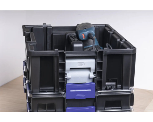 Gestapelte Werkzeugkoffer mit Elektrowerkzeug