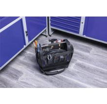 Werkzeugtasche mit Werkzeugen vor blauen Werkstattschränken