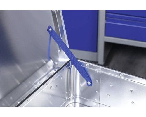 Geöffneter Werkzeugkoffer aus Aluminium mit Deckelstütze