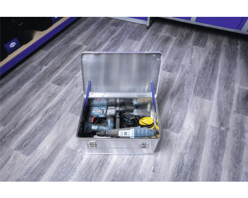 Geöffneter Werkzeugkoffer aus Aluminium mit Werkzeugen