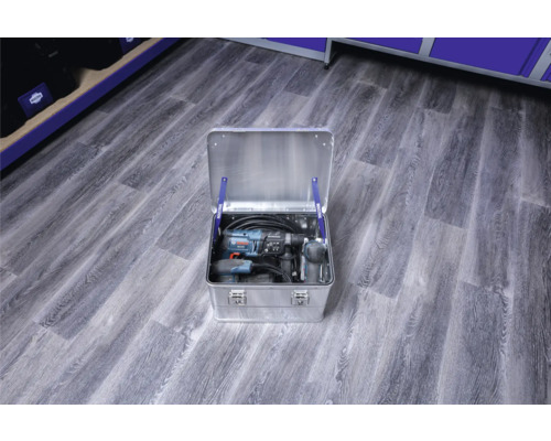 Geöffnete Aluminiumbox mit Bohrmaschine und anderem Werkzeug