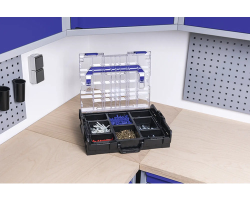 Sortimentskasten mit Schrauben und Dübeln auf einer Werkbank