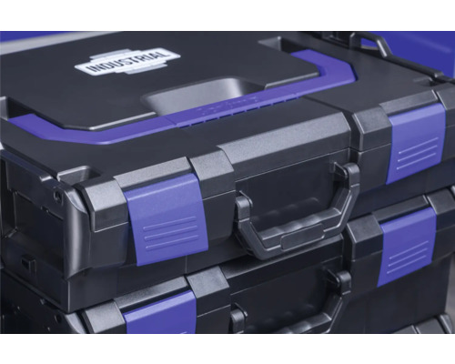 Stapel aus schwarzen Werkzeugkoffern mit Griffen