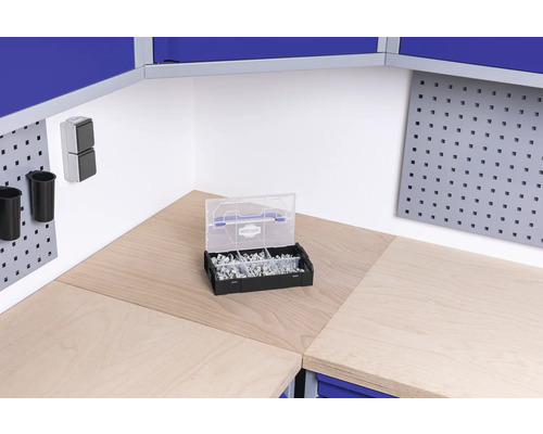 Werkstatteinrichtung mit Werkbank und Sortimentskasten