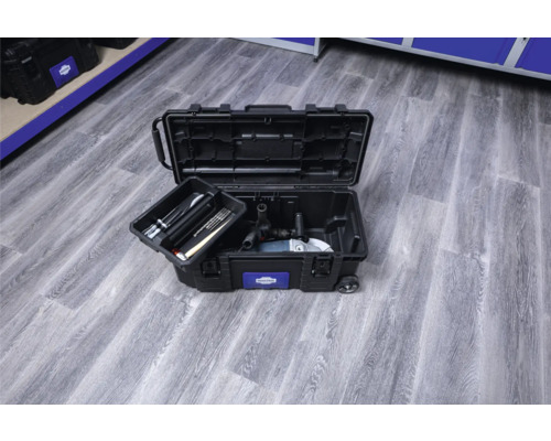 Geöffnete schwarze Werkzeugkiste mit Werkzeugen auf einem Holzboden