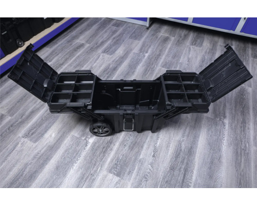 Geöffnete, schwarze Werkzeugkiste mit Rädern