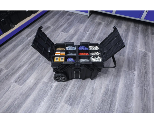 Offener Werkzeugkoffer mit Rollen und verschiedenen Schrauben