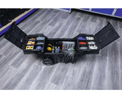 Geöffnete Werkzeugkiste mit Rädern und diversen Werkzeugen