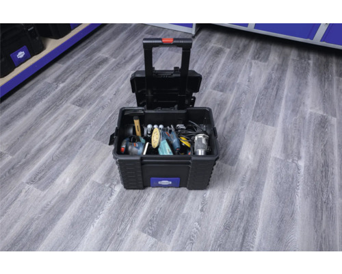 Offener Werkzeugkoffer mit Werkzeugen und Teleskopgriff auf einem Holzboden