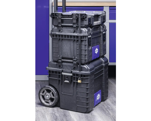 Gestapelte Werkzeugkisten mit Rollen für den Transport