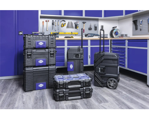 Werkstatt mit Werkzeugkoffern und Werkzeugkästen