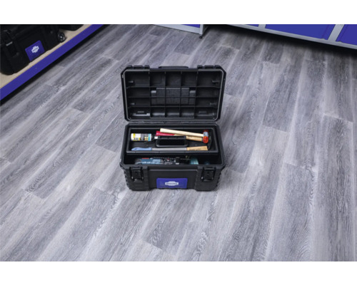 Geöffnete Werkzeugkiste mit Werkzeugen