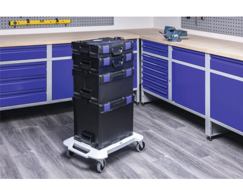 Stapel aus Werkzeugkoffern auf Rollbrett