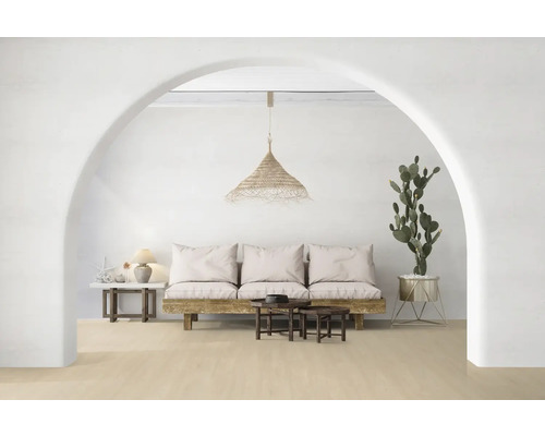 Wohnzimmer mit Holzboden, Couch, Tisch und Dekoration