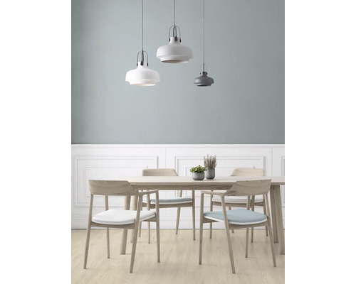 Esszimmer mit Holztisch, Stühlen und Pendelleuchten