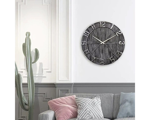 Wanduhr mit römischen Ziffern in einem Wohnzimmer